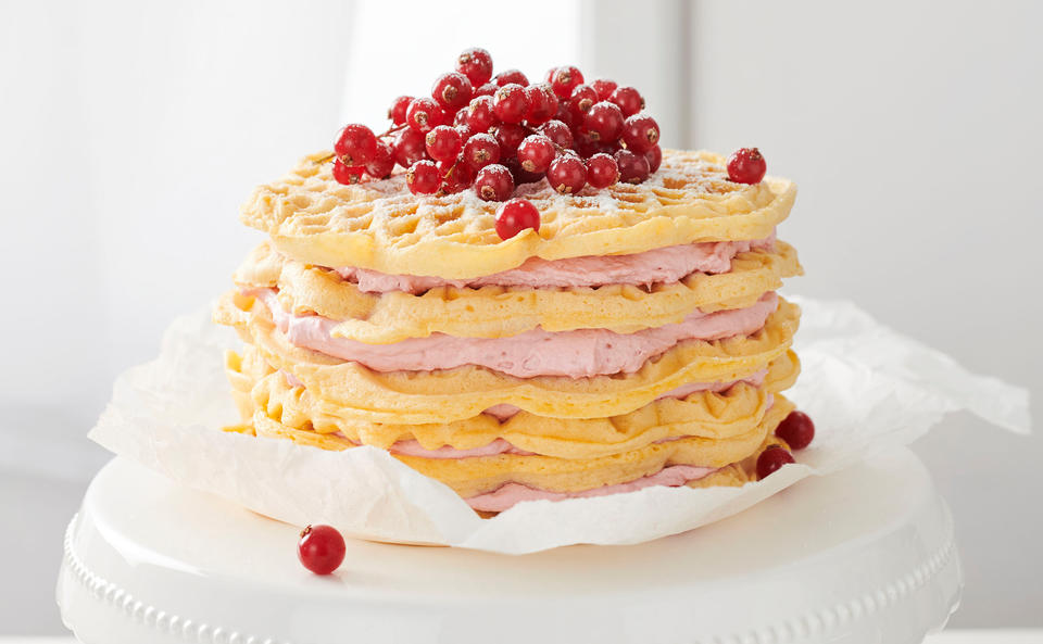 Süßes Waffeltürmchen mit Ribiselcreme