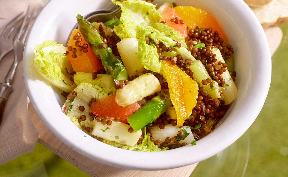 Spargelsalat mit Linsen und Zitrusfrüchten