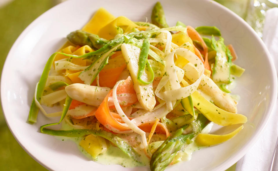 Spargelnudeln mit Gemüse und Kressesauce