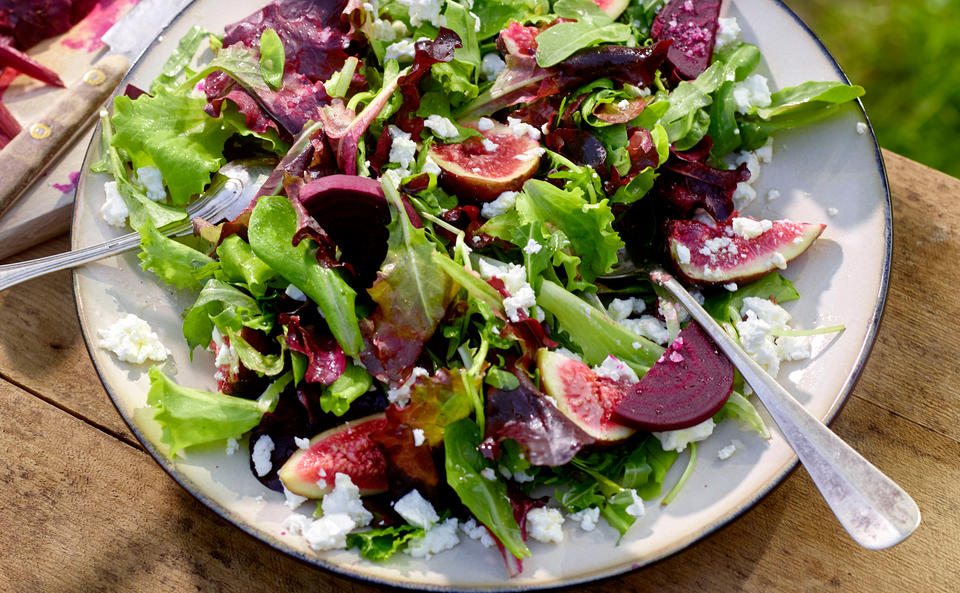 Salat mit Feigen, Feta & würzigen Roten Rüben