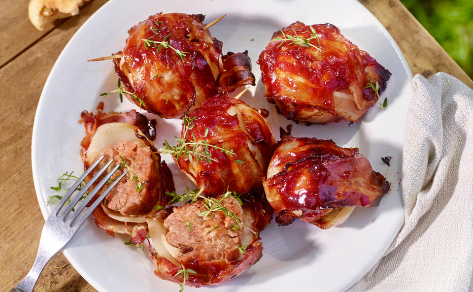 Zwiebel-BBQ-Bombe mit Faschiertem und Speck