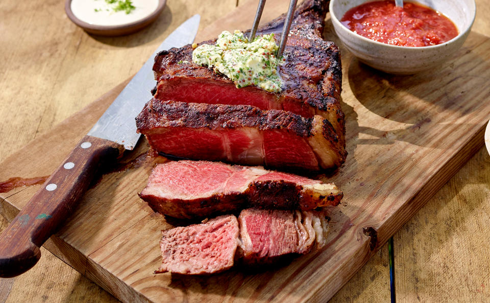 Tomahawk Steak mit Senf-Chilibutter und BBQ-Sauce