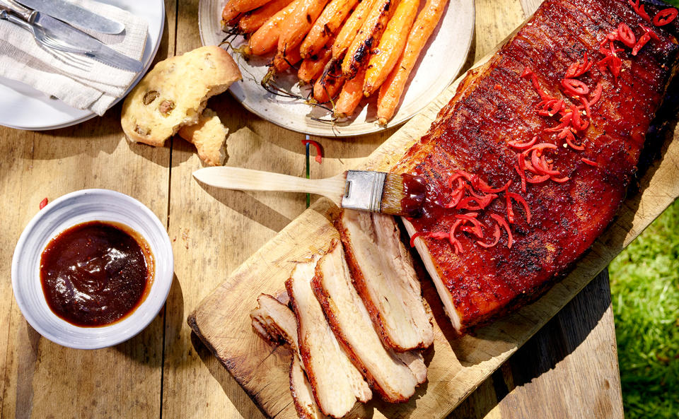 Glacierter Schweinebauch mit Coleslaw und Orangenkarotten