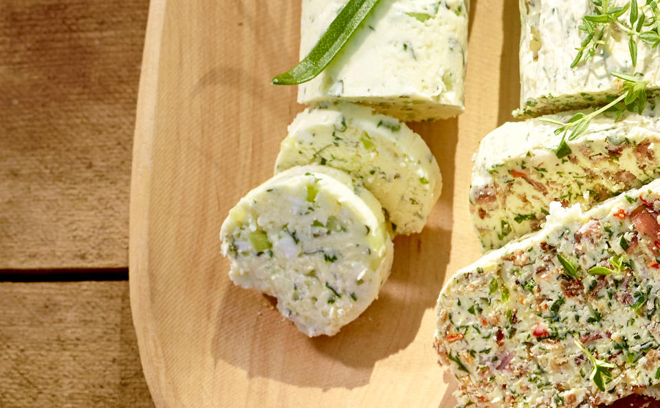 Feta-Gurkenbutter mit Knoblauch und Kräutern