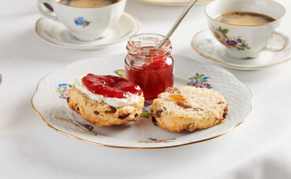 Scones mit Rosinen und Clotted Cream