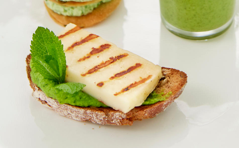 Erbsenmousse mit Halloumi auf Knusperbrot