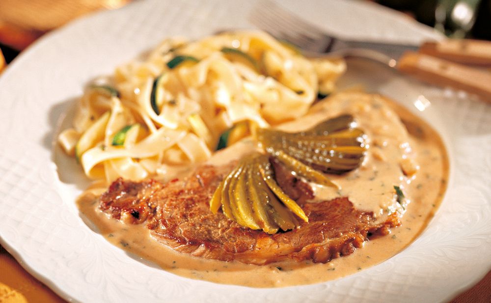 Znaimer-Rostbraten mit Zucchininudeln • Rezept • GUSTO.AT