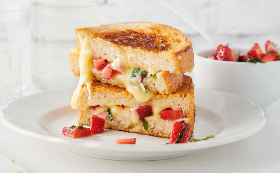 Grilled Cheese Sandwich mit Erdbeeren