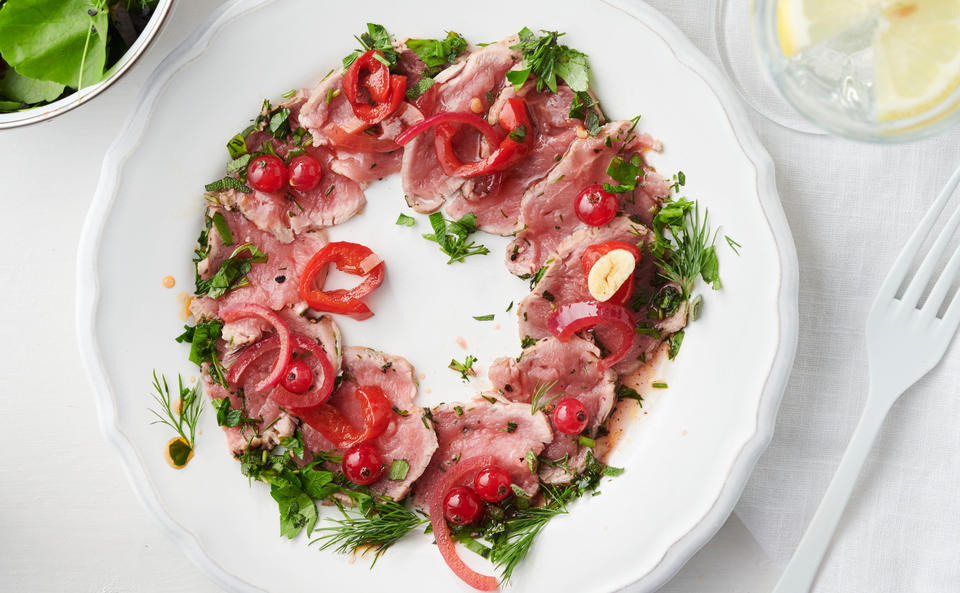 Kalbscarpaccio mit Kräutern und Ribiselrelish