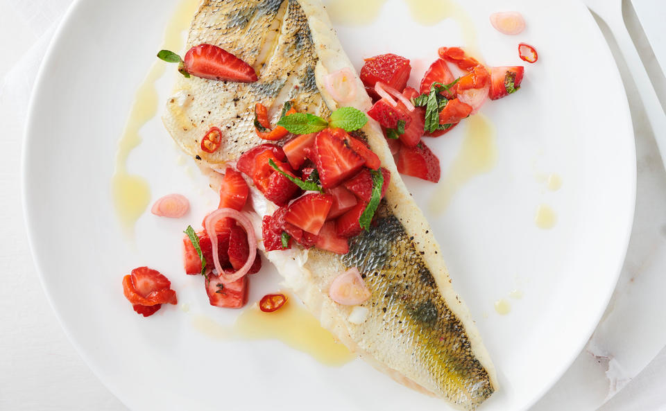 Knuspriger Zander mit Erdbeer-Chili-Salsa • Rezept • GUSTO.AT
