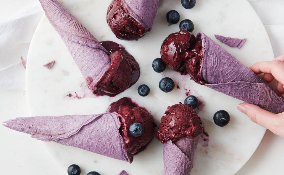 Heidelbeer-Eistüten mit schnellem Heidelbeersorbet
