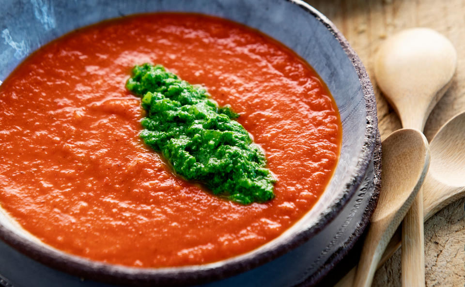 Paradeissuppe mit Kräutersalsa