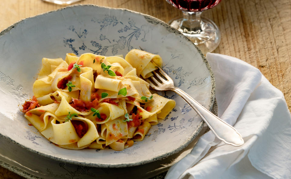 Pappardelle mit Paradeis-Salsicciasugo • Rezept • GUSTO.AT