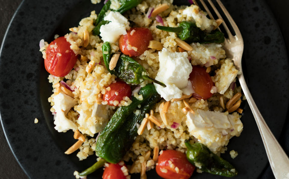 Bulgursalat mit Ziegenkäse und Pimentos