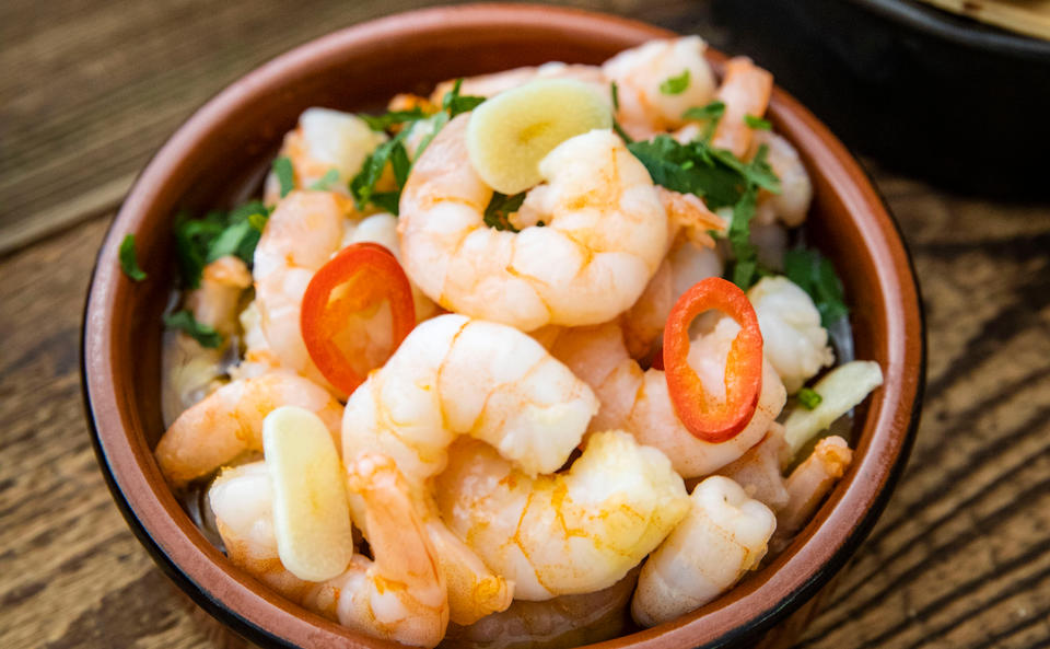 Gambas al ajillo: Tapas-Garnelen mit Knoblauch • Rezept • GUSTO.AT