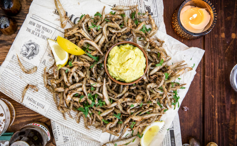 Boquerones fritos mit Aioli: Frittierte Tapas-Fischchen