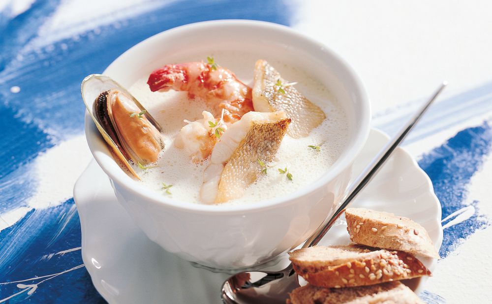 Fischsuppe mit Garnelen und Muscheln • Rezept • GUSTO.AT