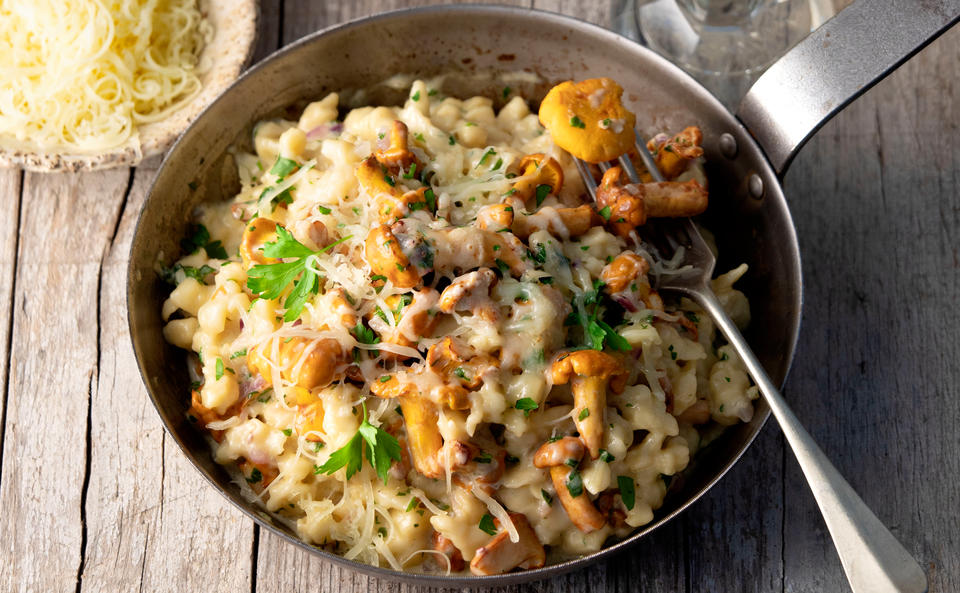 Schwammerl-Spätzlegröstl mit Gurkensalat