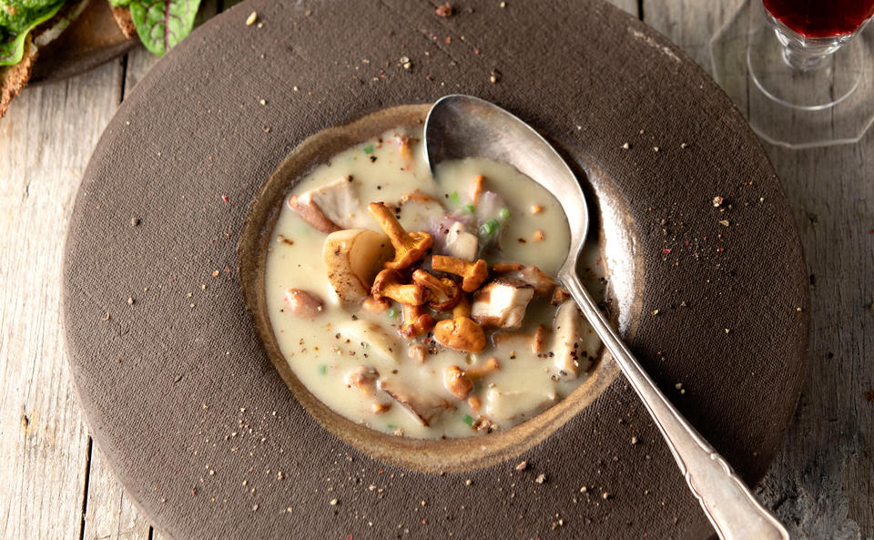 Schwammerlsuppe mit Grammelpesto