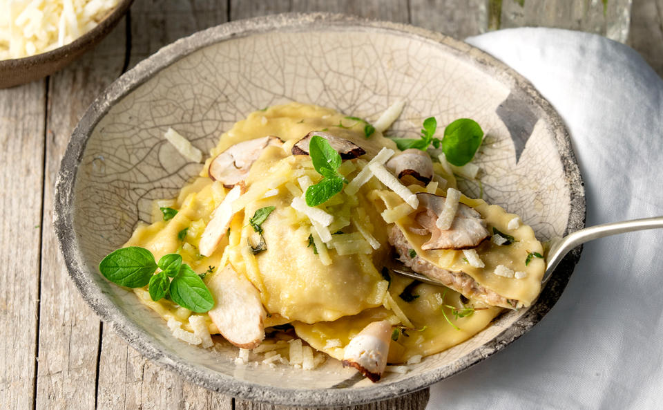 Ravioli mit Steinpilzfülle und Thymianbutter