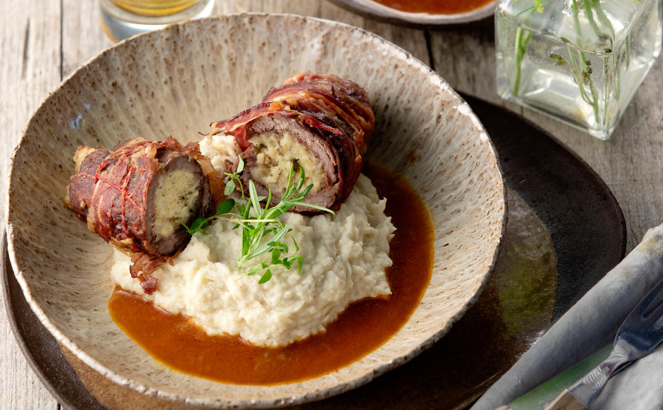 Wildschweinroulade mit Steinpilzfülle und Petersilpüree