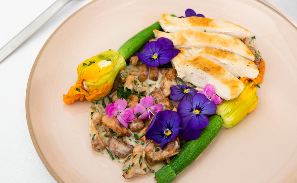 Hühnerschnitzel mit Schwammerlsauce und Zucchiniblüten