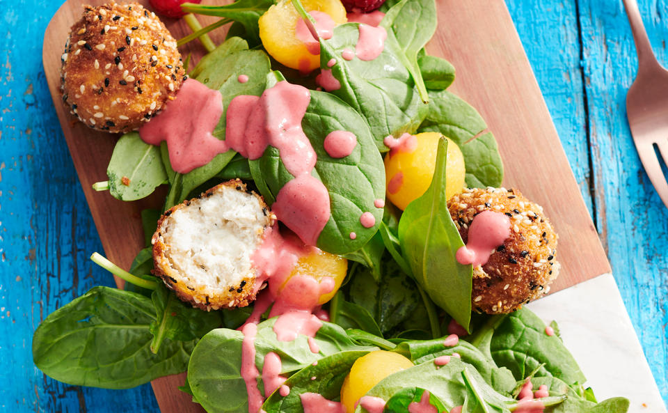 Salat mit Käsebällchen und Himbeerdressing