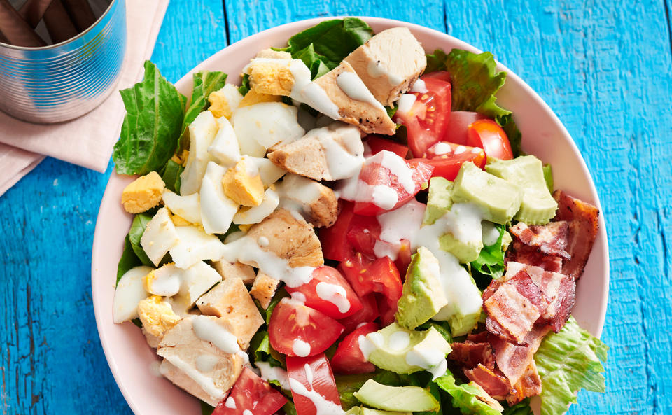 Cobb Salad mit Blue-Cheese-Dressing