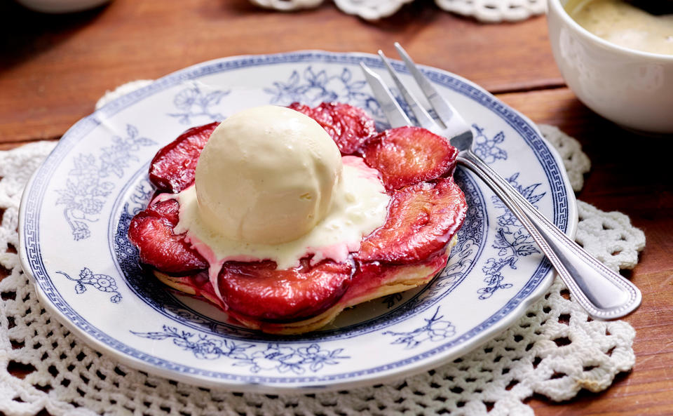 Tarte Tatin mit Zwetschken und Mascarpone-Eis