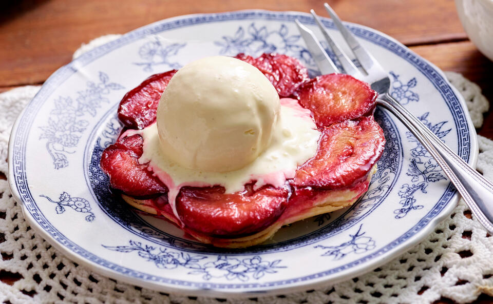 Tarte Tatin mit Zwetschken und Mascarpone-Eis