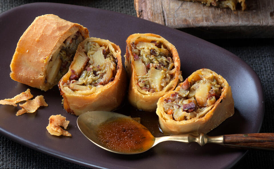 Kraut-Erdäpfelstrudel mit Biersauce