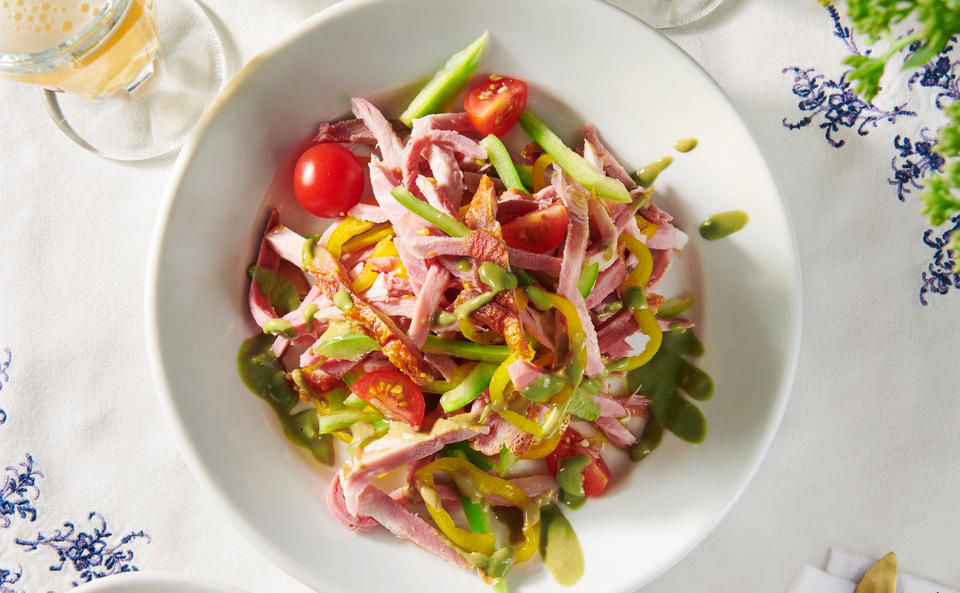 Stelzensalat mit Erdäpfeln und Kernöl-Mayonnaise