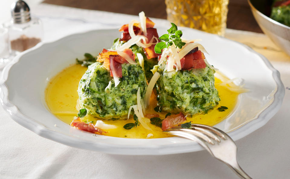 Erdäpfel-Spinatknödel mit Speck und Bergkäse