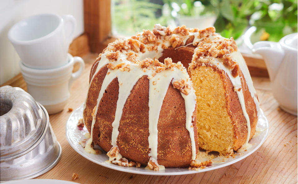 Weißer Schokogugelhupf mit Mandelkrokant