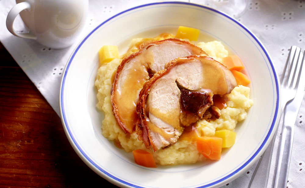 Spanferkel mit Dörrzwetschken und Selleriepüree • Rezept • GUSTO.AT