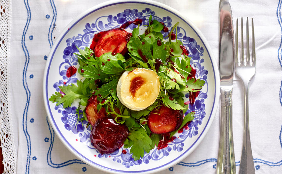 Kräutersalat mit Honigzwetschken und Ziegenkäse