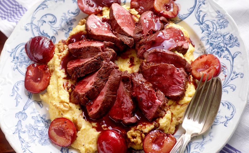 Hirschfilet mit Zwetschkensauce und Walnuss-Polenta