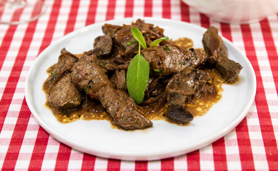 Venezianische Leber mit cremiger Polenta