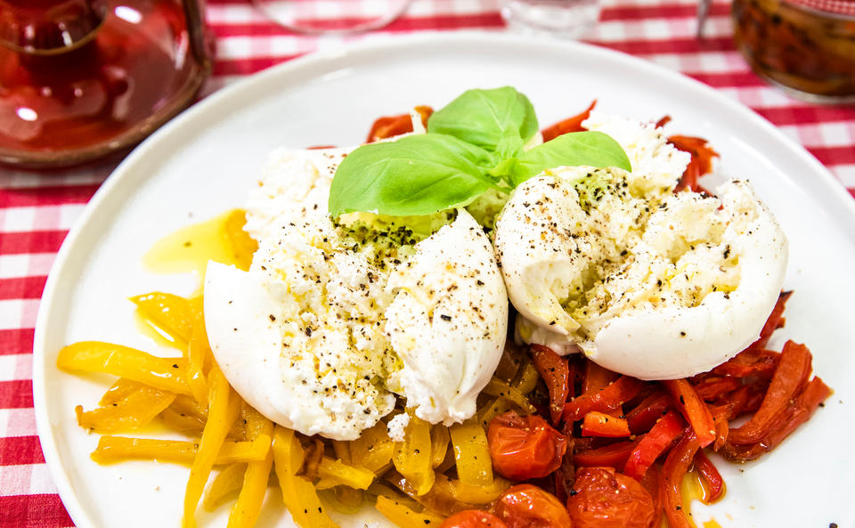 Burrata mit Peperonata und Cocktail-Paradeisern