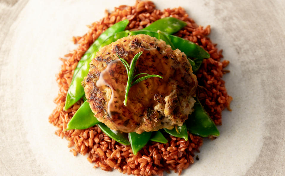 Faschierte Laibchen mit Zucchini, Feta und Rotem Reis • Rezept