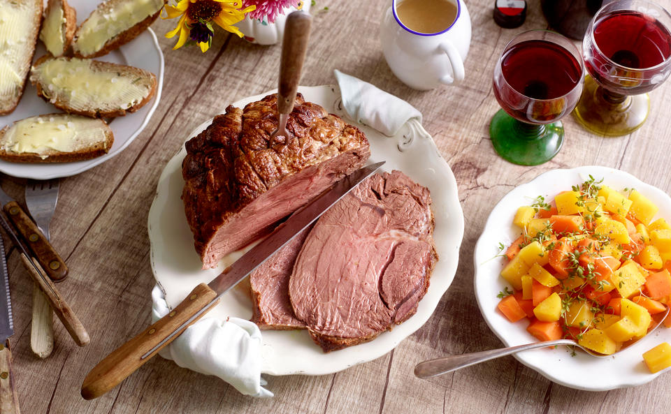 Rindsbraten mit Rahmsauce und Wurzelgemüse