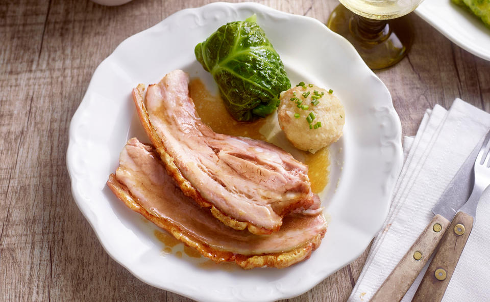 Kümmelbraten mit Kohlpäckchen und Grießknödel