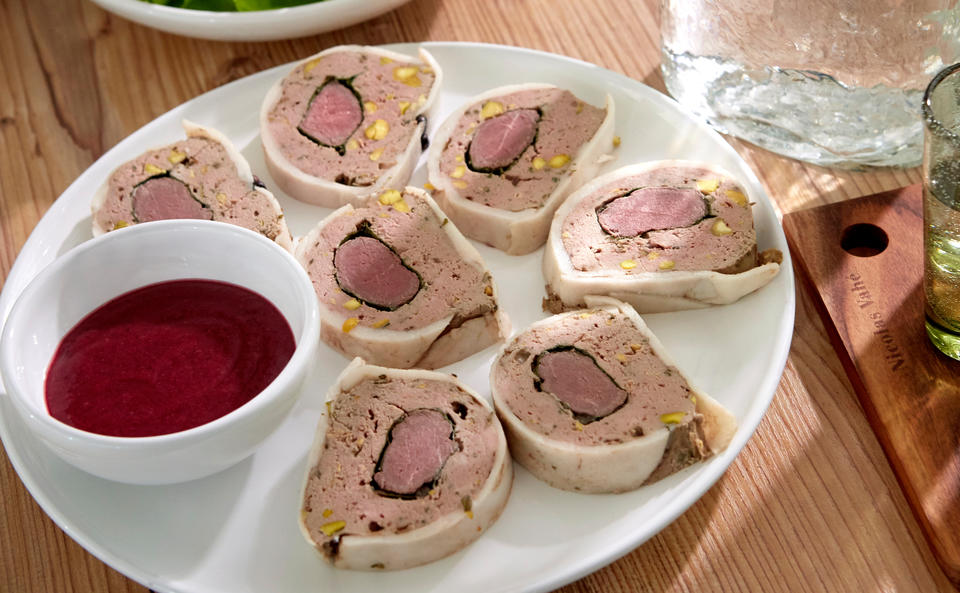 Rehterrine mit Preiselbeer-Kirschsauce