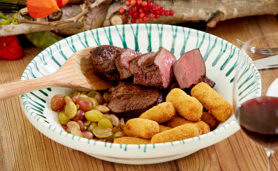 Hirschsteak mit Trauben und Nusskroketten