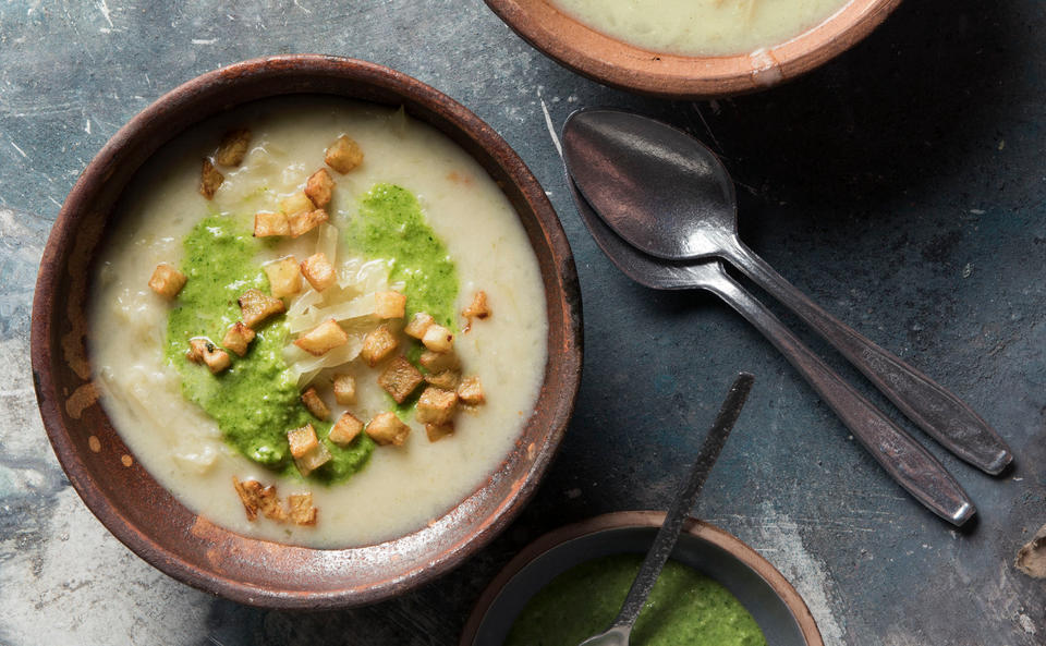 Krautsuppe mit Kresse-Mandelpesto