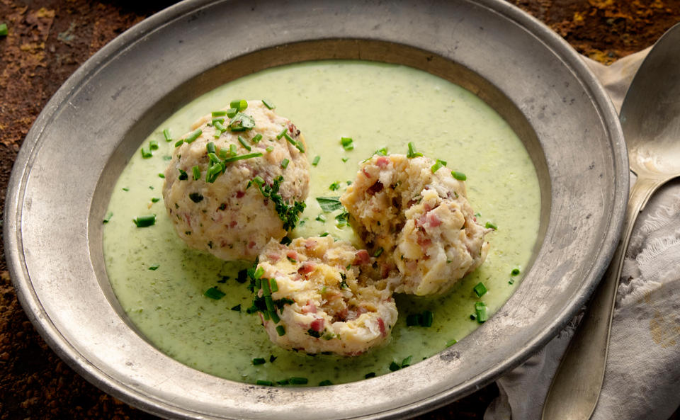 Saure Rahmsuppe mit Speckknödeln