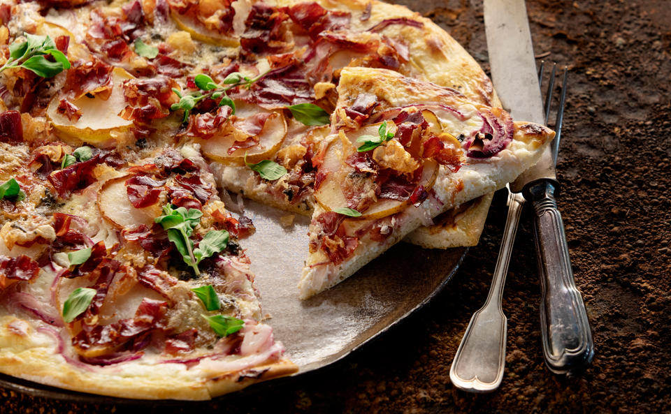 Flammkuchen mit Speck und Gorgonzola