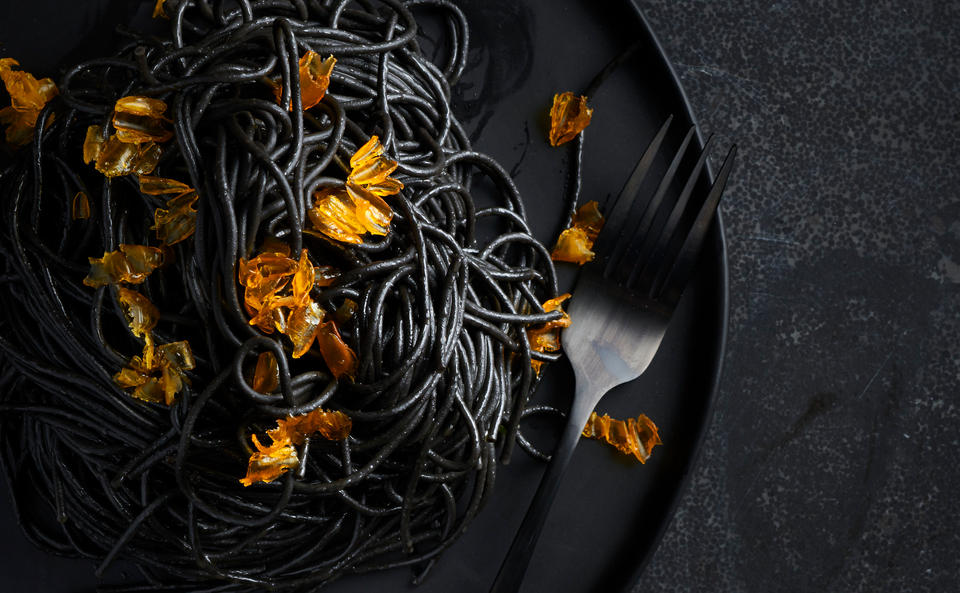 Schwarze Spaghetti mit Dotterparmesan