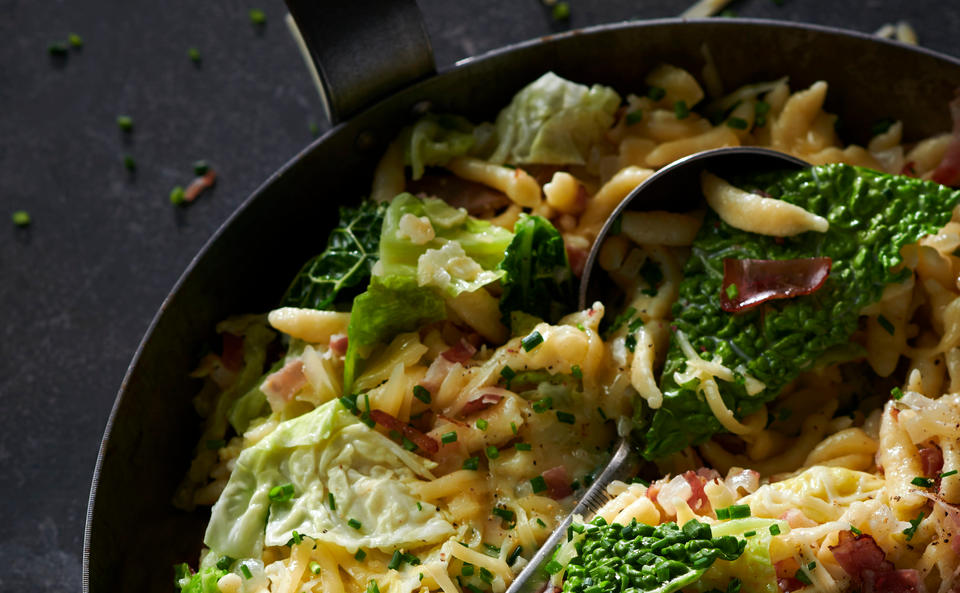 Spätzle mit Speck, Kohl und Bergkäse