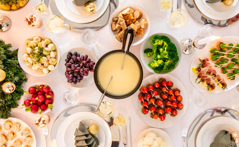 Käsefondue mit allerlei Beilagen